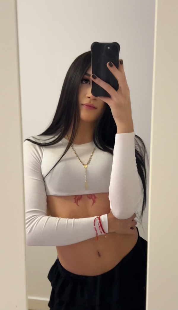SENSUAL Y ARDIENTE JOVENCITA EXPERTA VIOLANDO CULOS Y BOCAS