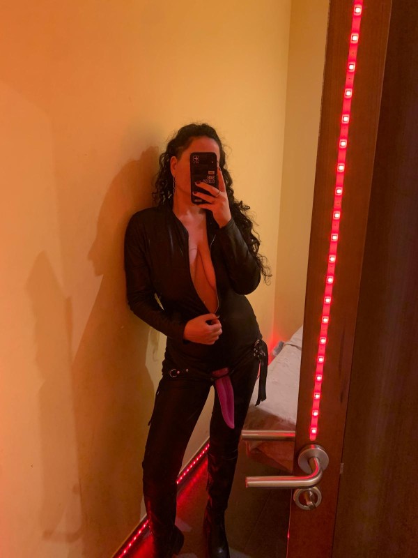 Mistress Uruguaya en Madrid – pegging