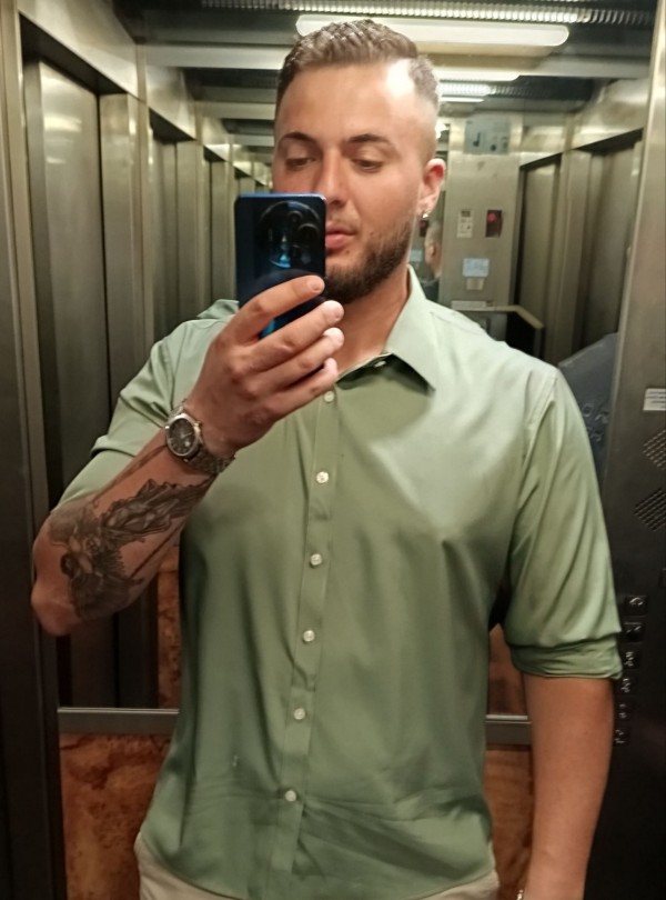 hombre muy varonil, 1,93 y 22cm de potencia
