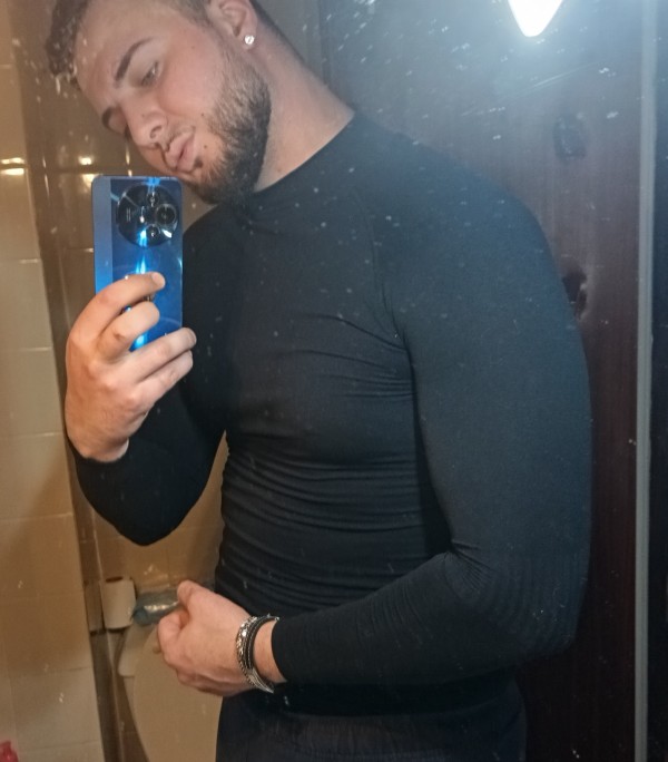 hombre muy varonil, 1,93 y 22cm de potencia