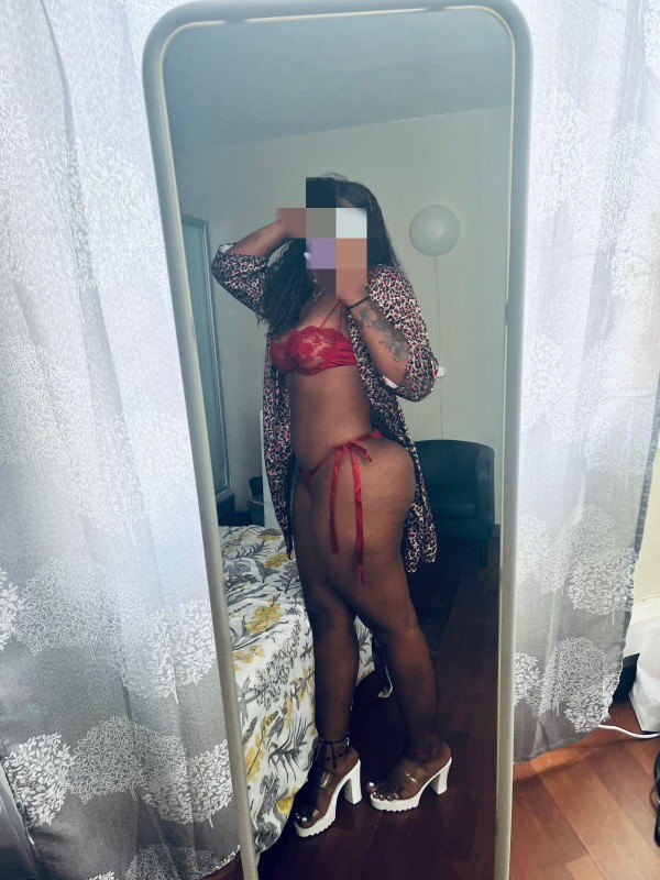 Exuberante mulata encantadora