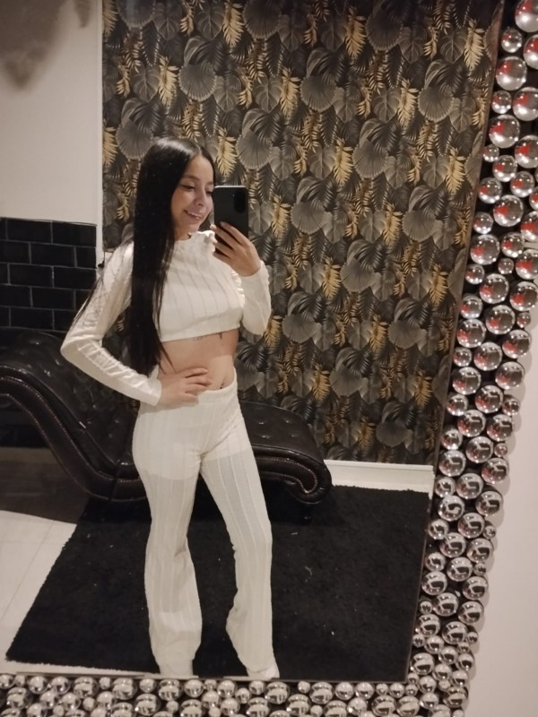 RICA LATINA CON GANAS DE  TU LECHE Y FIESTA