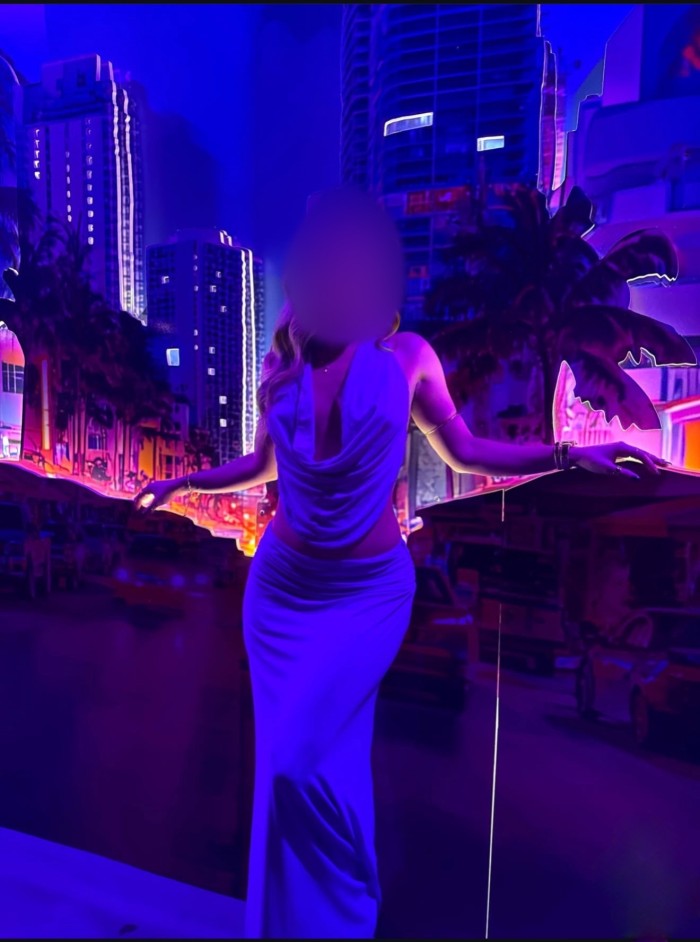 Latina educada de lujo