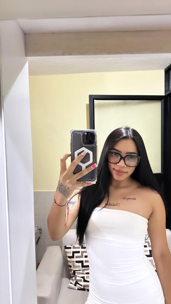 Delgada figura real fiestera y bien cachonda