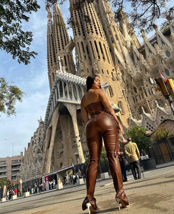 SOFÍA DE PASO EN BARCELONA CON DEPARTAMENTO Y PARQUEO