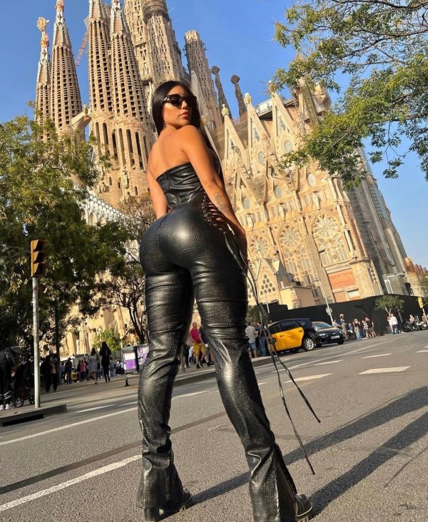SOFÍA DE PASO EN BARCELONA CON DEPARTAMENTO Y PARQUEO