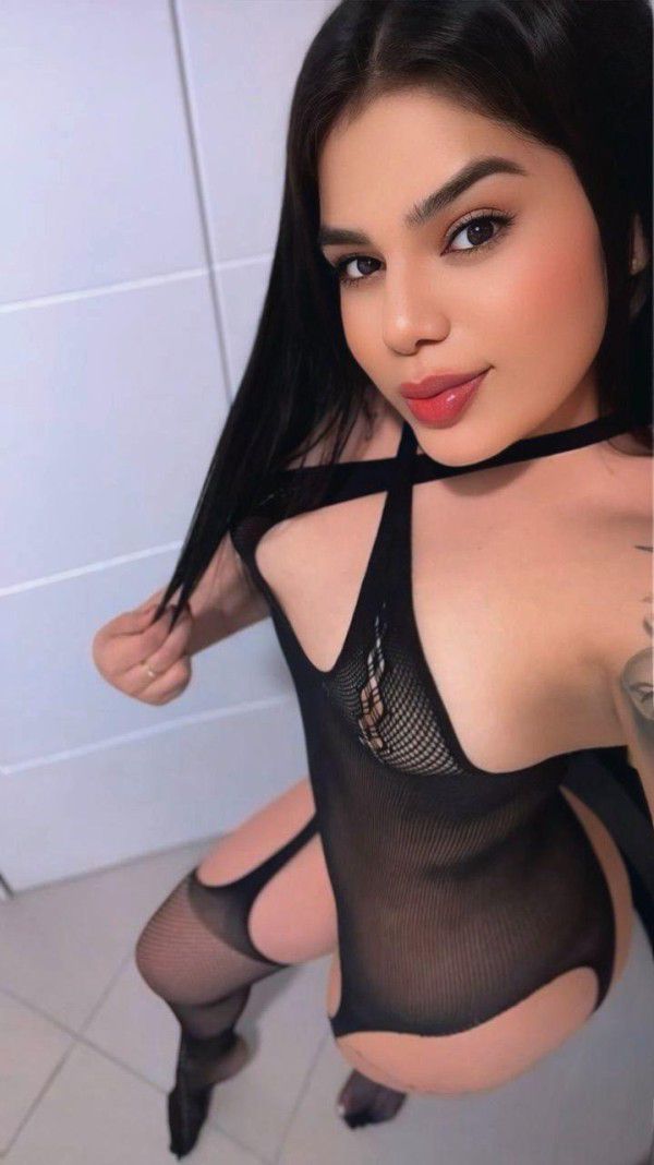 Chica fiestera dispuesta a cumplir tus fantasias