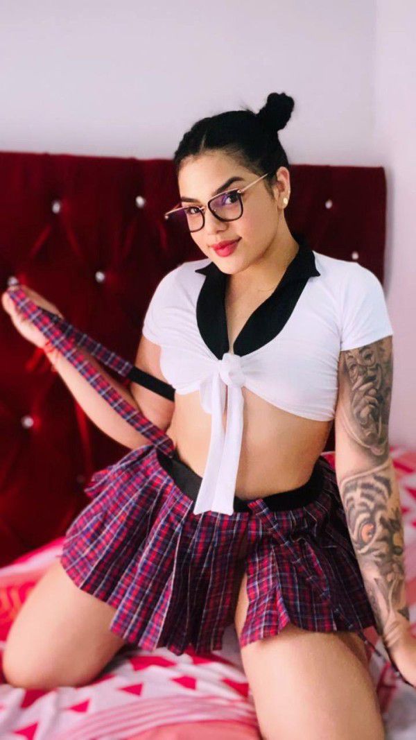 Chica fiestera dispuesta a cumplir tus fantasias