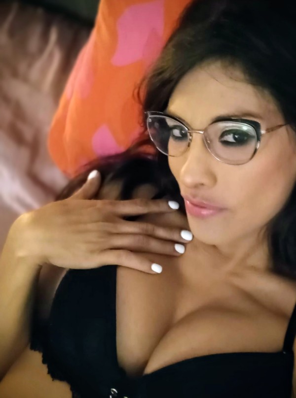 Guapa trans morena por la losa