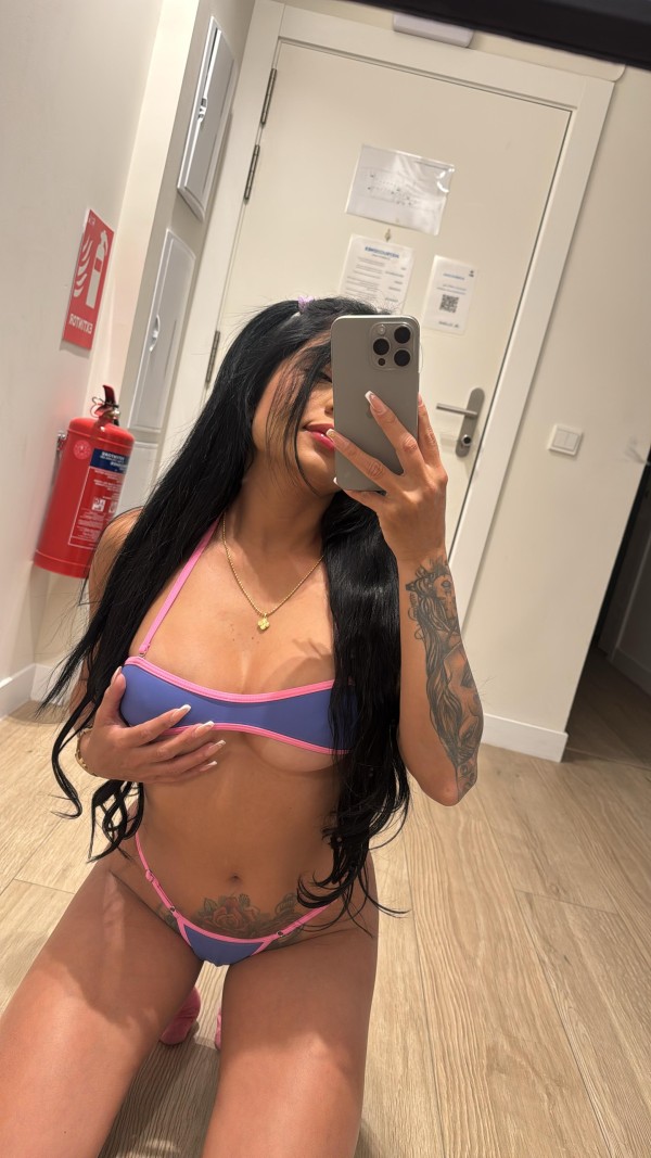 Hermosa jovencita de 25 años colombiana