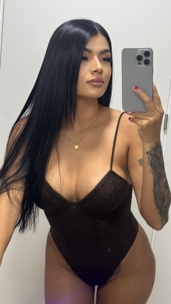Hermosa jovencita de 25 años colombiana