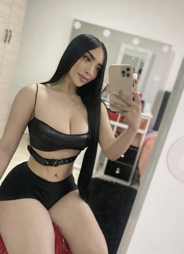 Poble nou hermosa latina fiestera morbosa activa y pasiva