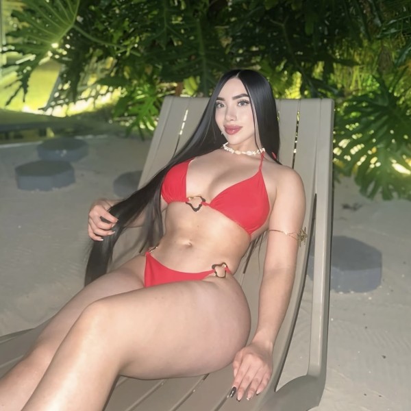 Poble nou hermosa latina fiestera morbosa activa y pasiva