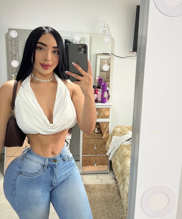Poble nou hermosa latina fiestera morbosa activa y pasiva