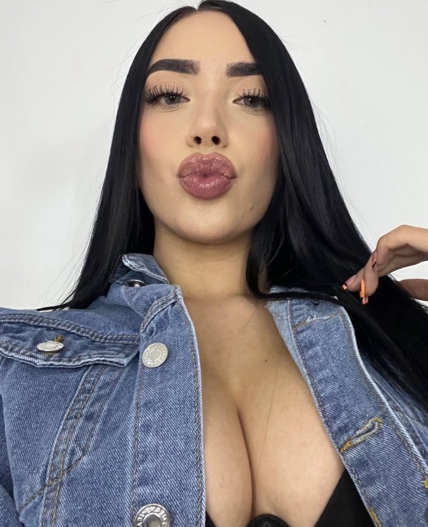 Poble nou hermosa latina fiestera morbosa activa y pasiva
