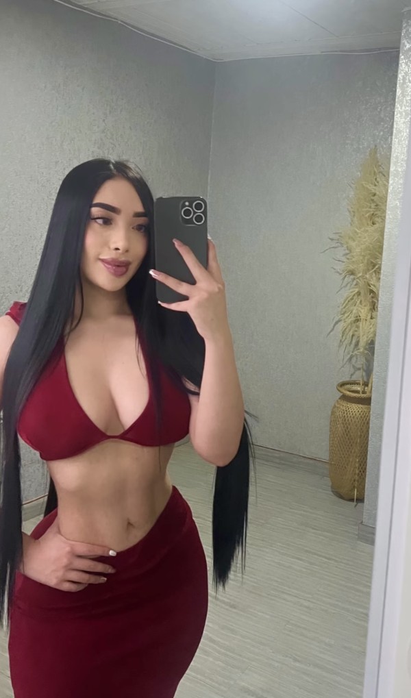 Poble nou hermosa latina fiestera morbosa activa y pasiva