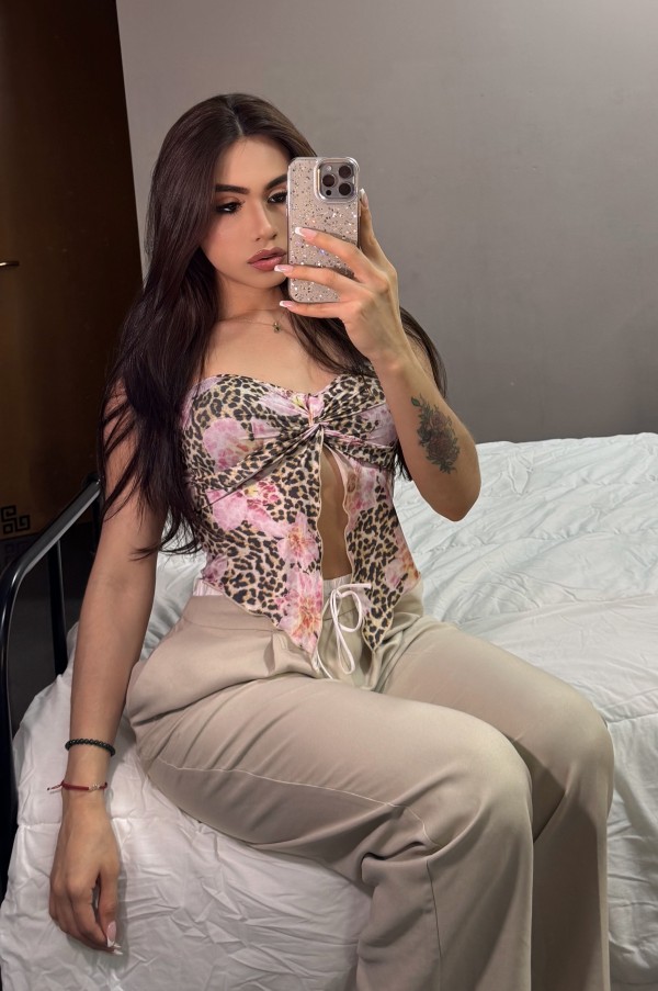 Andrea curiosa y divertida joven muy cachonda