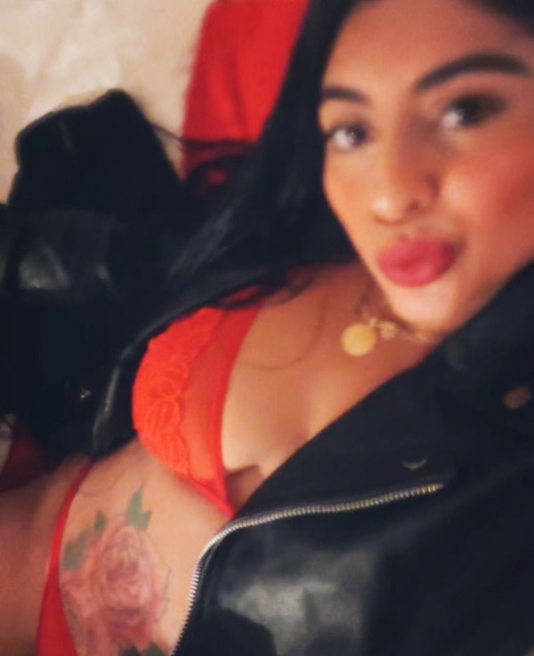 LATINA FIESTERA CON UNAS DELICIOSAS TETAS