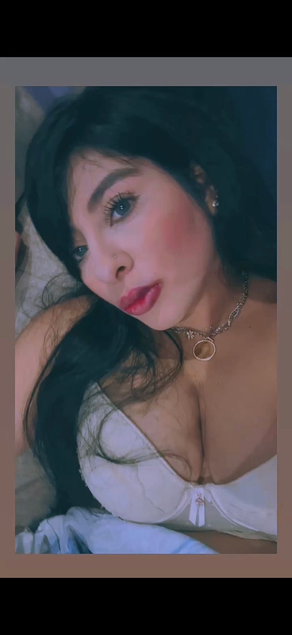 LATINA FIESTERA CON UNAS DELICIOSAS TETAS