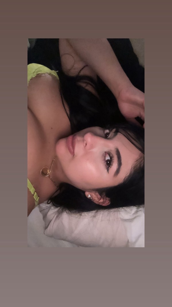 LATINA FIESTERA CON UNAS DELICIOSAS TETAS