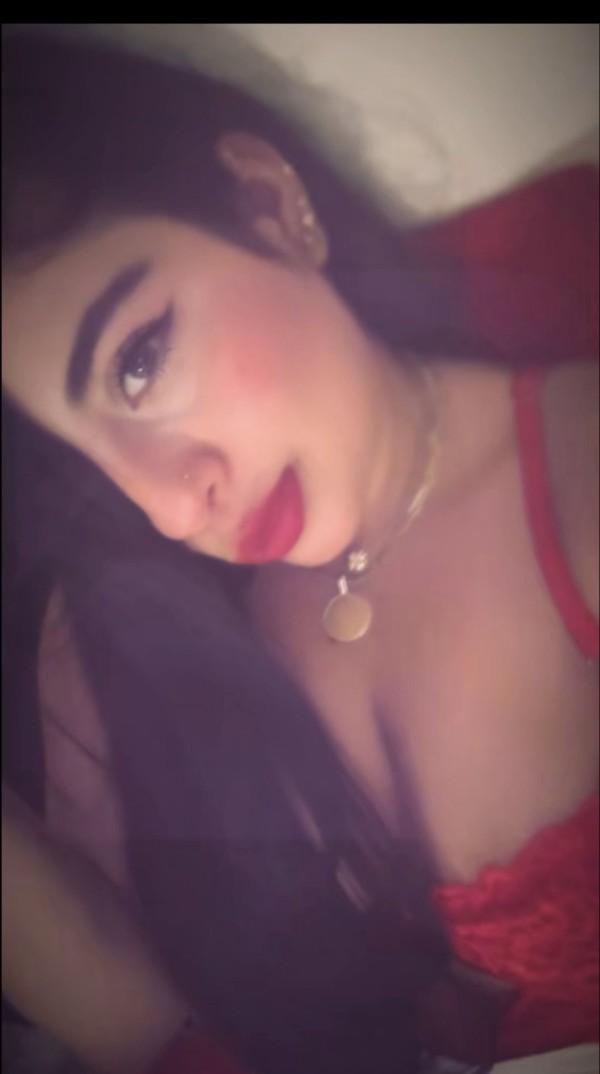 LATINA FIESTERA CON UNAS DELICIOSAS TETAS