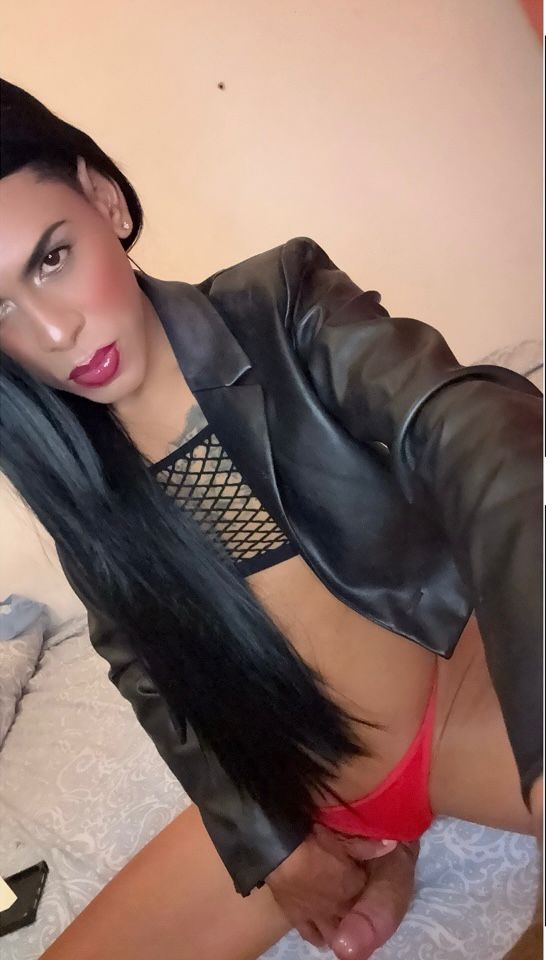 Dispuesta a todo recién llegada a dos hermanas