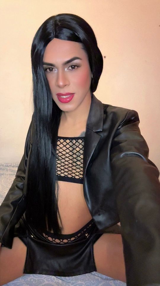 Dispuesta a todo recién llegada a dos hermanas