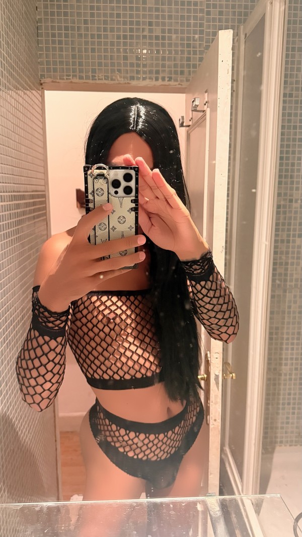 Dispuesta a todo recién llegada a dos hermanas