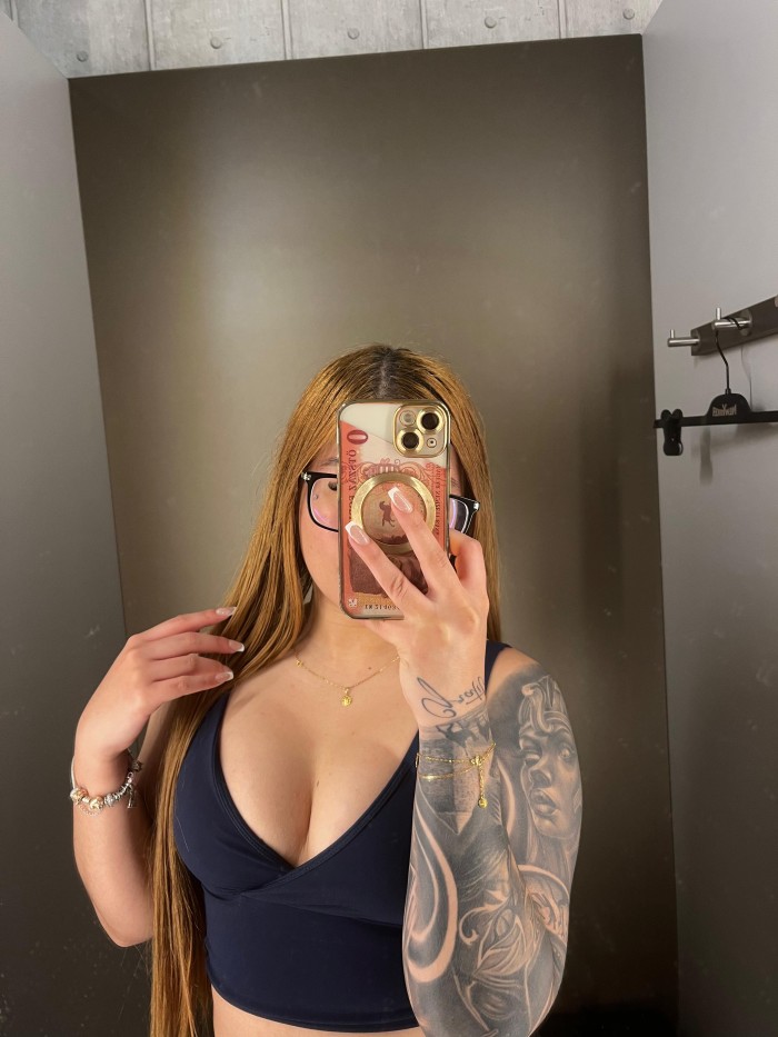 Colombiana jovencita muy caliente y atractiva