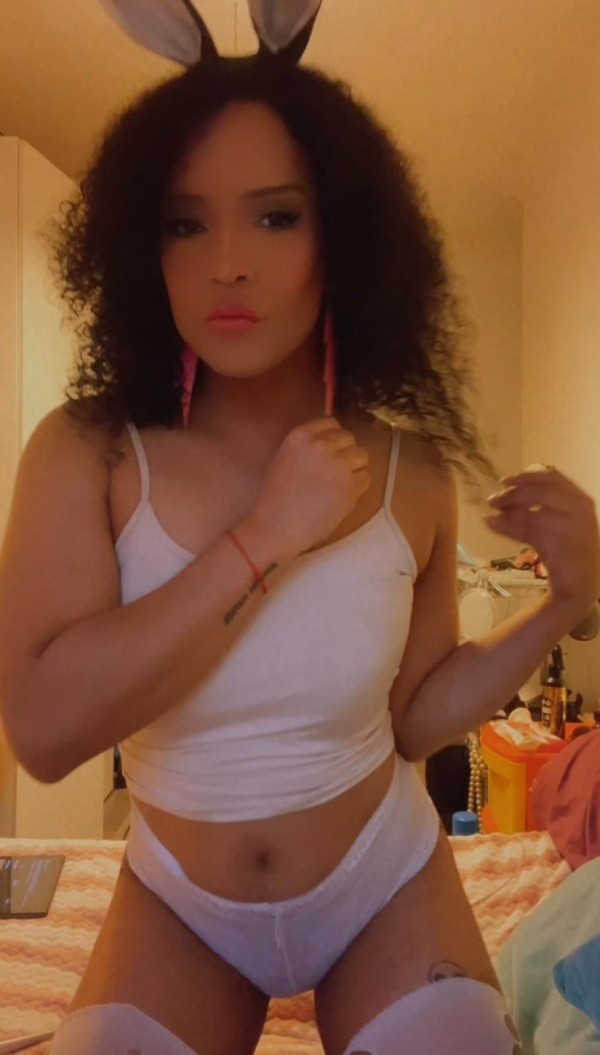 Hola me llamo Carolina y estoy aquí para disfrutar mucho de tus fantasías