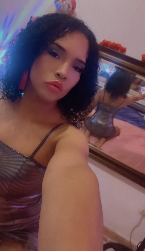 Hola me llamo Carolina y estoy aquí para disfrutar mucho de tus fantasías
