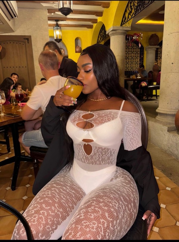 MORENA LATINA CARIÑOSA