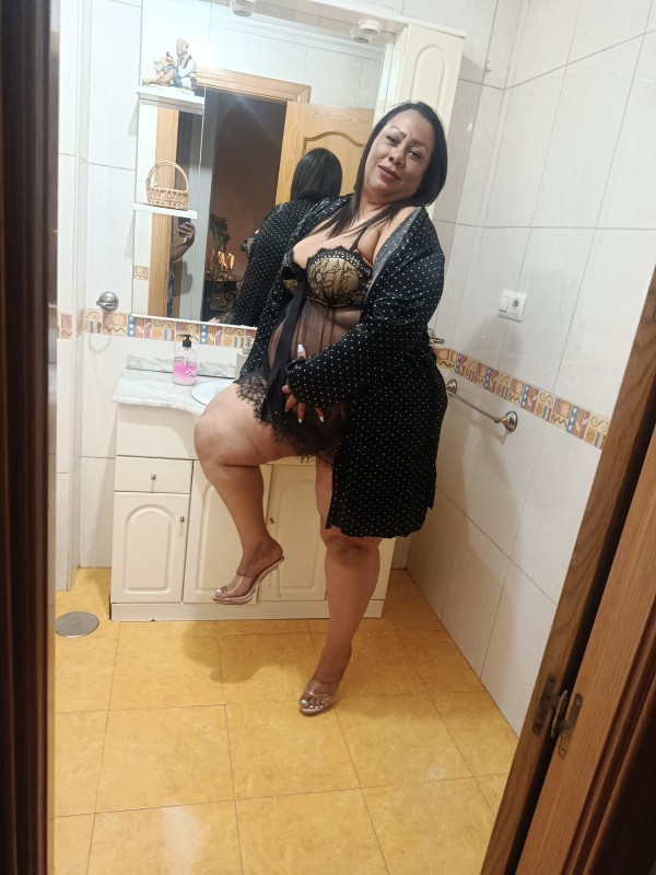 Valentina chica voluptuosa muy apasionada