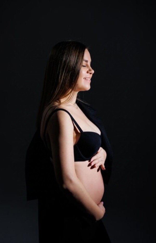 Una linda niña embarazada