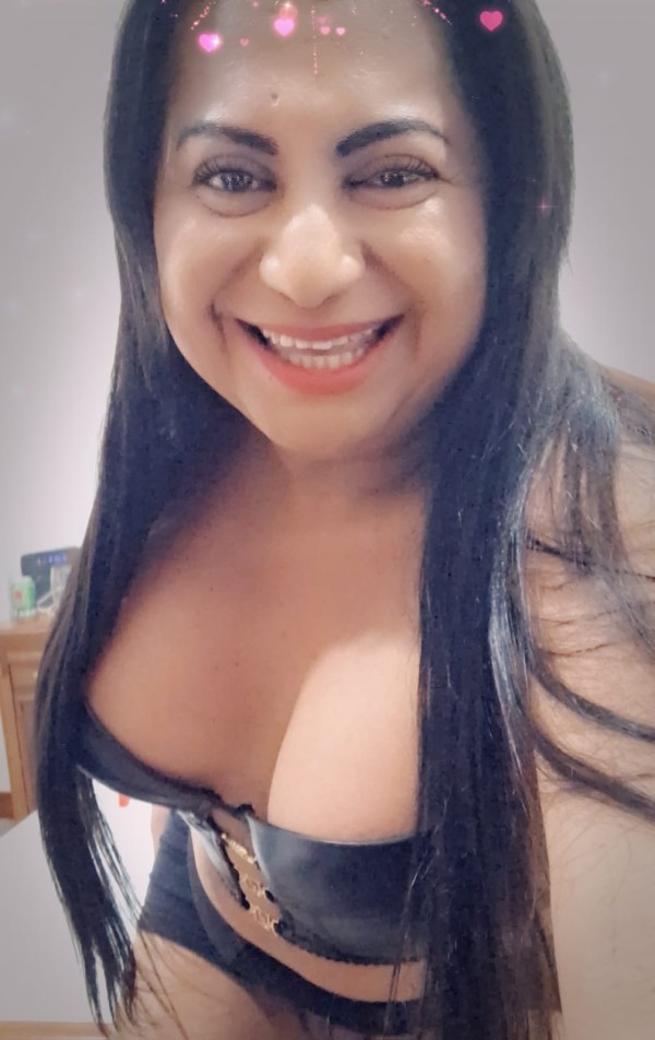 Ama trans com gonas de fiesta