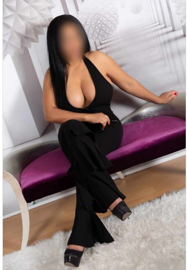 BELLA Y SEXY BRASILEÑA PURO EROTISMO