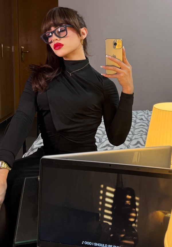 Andrea curiosa y divertida joven muy cachonda