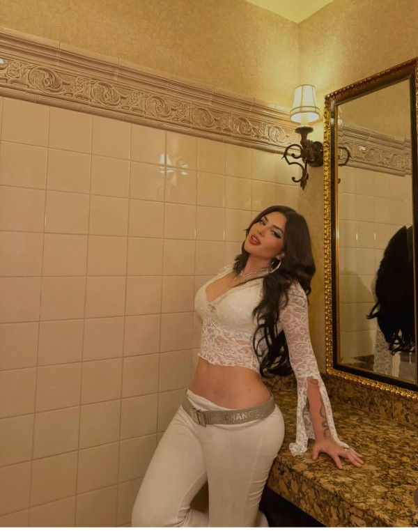 Alexia, joven peruana guapa fiestera, av Campanar