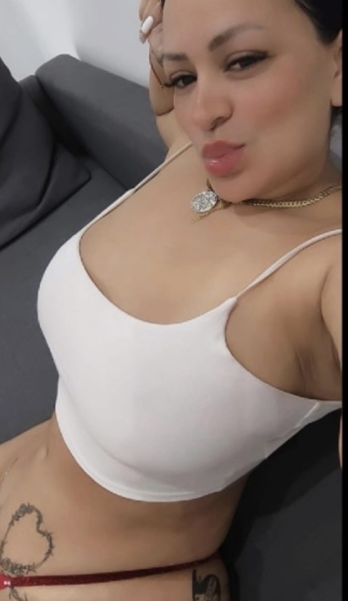 Chica de lujo colombiana tetona – Solo Salidas