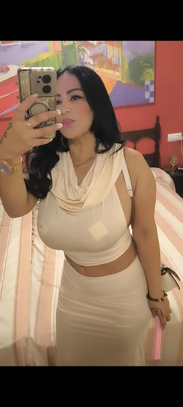 Chica de lujo colombiana tetona – Solo Salidas