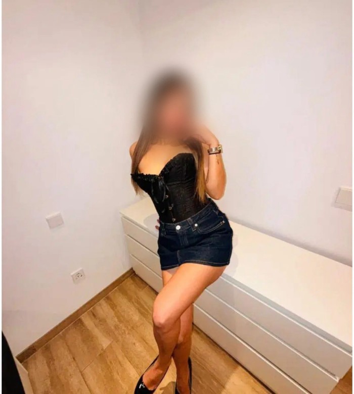 Jovencita brasileña cachonda en Santander