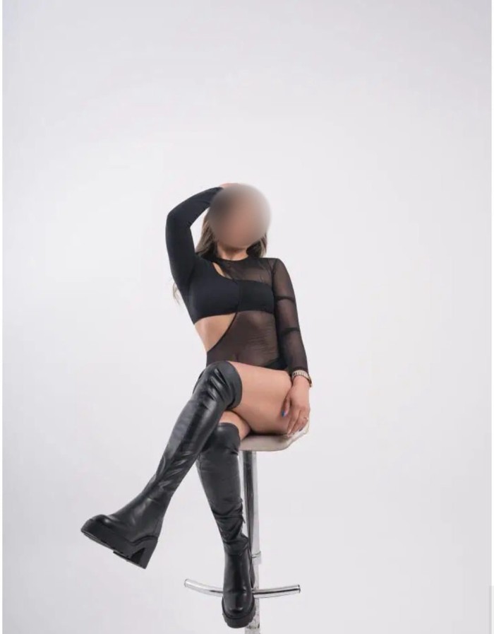 Jovencita brasileña cachonda en Santander