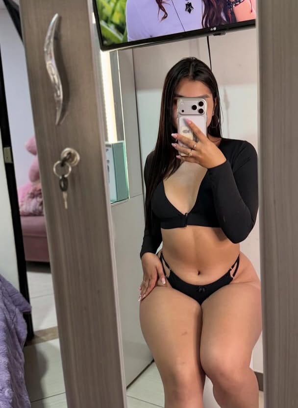Laura joven delgada cuerpo natural