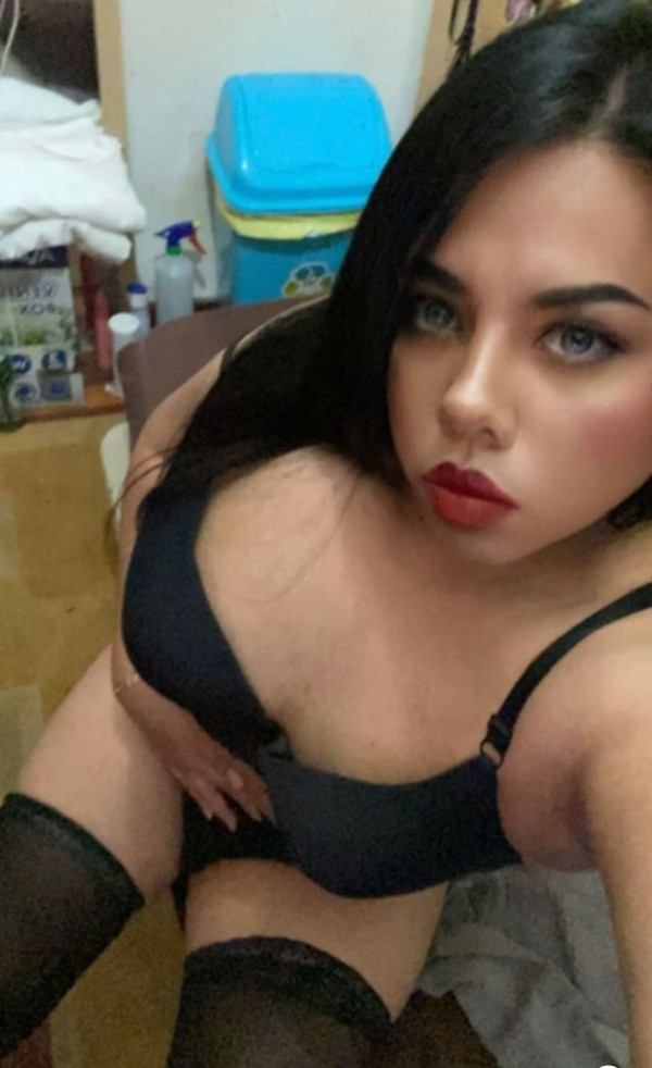 Naty Reina de la garganta profunda y beso negro ensalivado