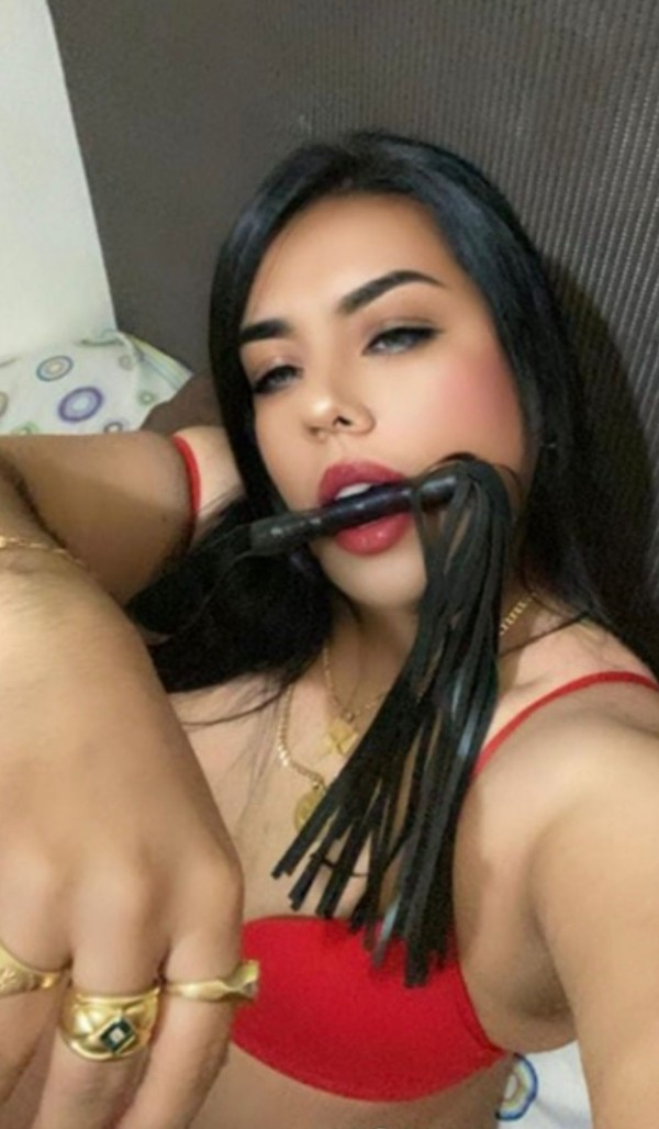 Naty Reina de la garganta profunda y beso negro ensalivado