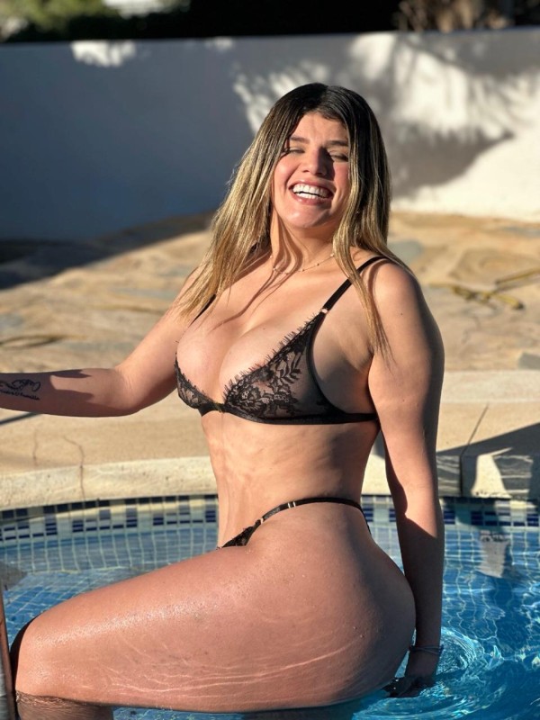 Guarrilla juguetona me trago toda tu leche !!