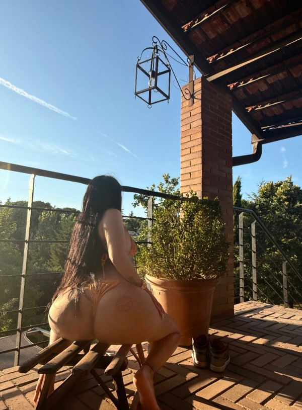 Mia, nueva en Valencia,con ganas de mucha leche