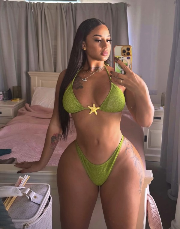 Chica fiestera y sexy y sensual y complaciente