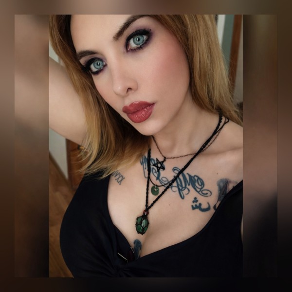 HERMOSA CHICA TRANS ARDIENTE Y DOMINANTE..