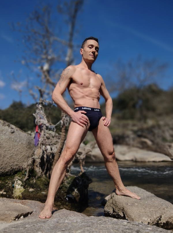 Chico modelo ofrece contenido erotico